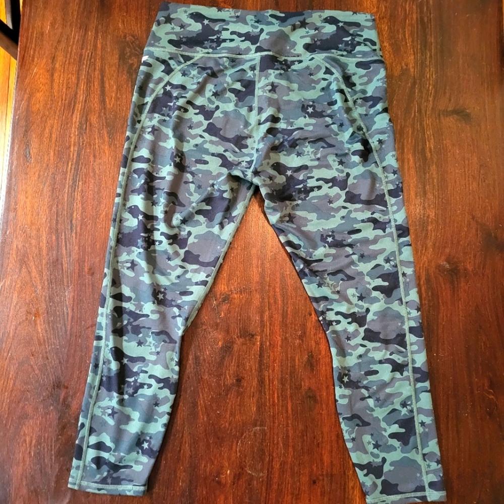 Fabletics Camo print 7/8 length, XXL. Great Condition.